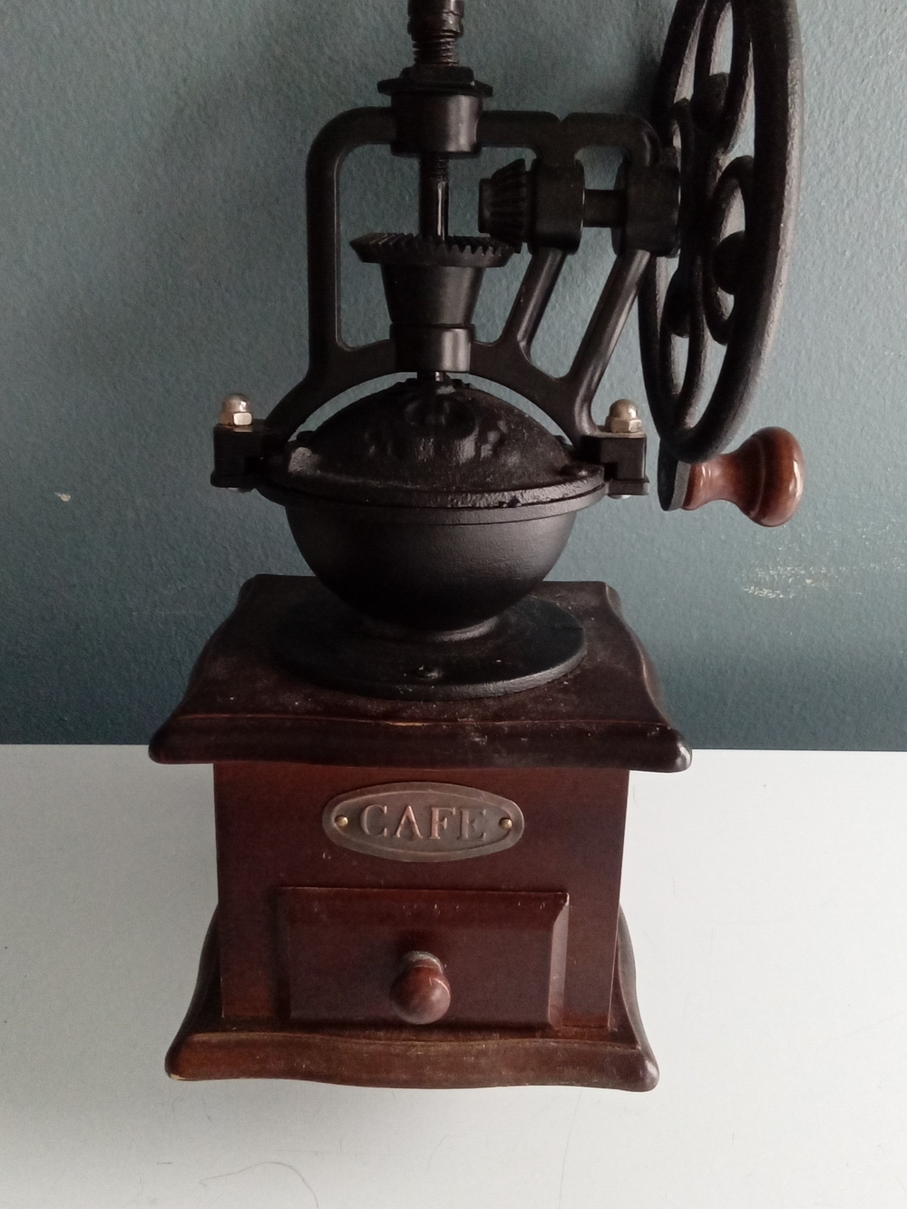 Vintage Style Manual Coffee Grinder Cast Iron Wheel Wood Base Cafe Decor